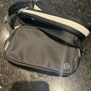 Lululemon Everywhere belt bag in black crossbody